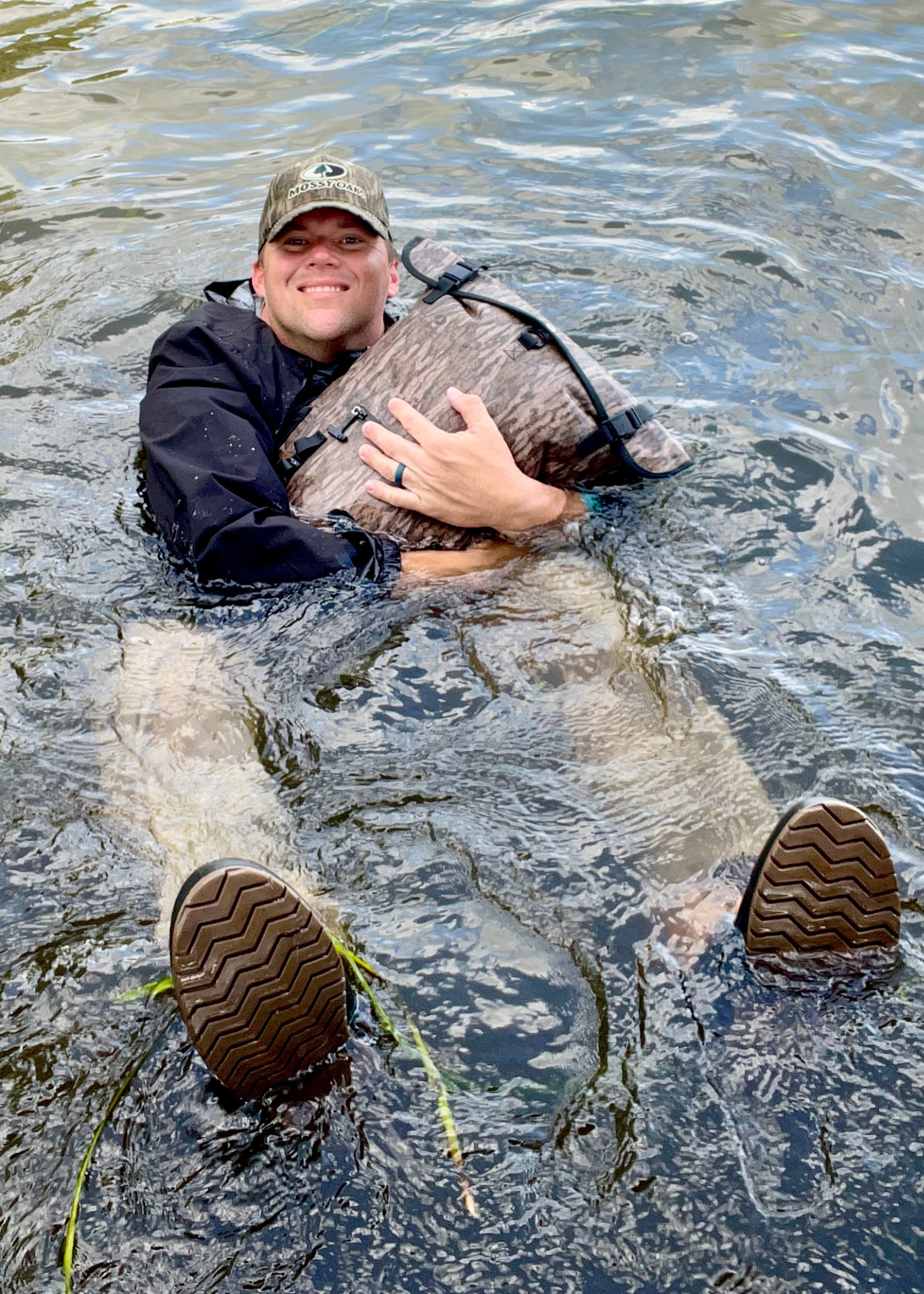 Can a Waterproof Backpack Really Keep Your Gear Dry 100 Feet Deep: Mossy Oak 25 Liter Backpack Dry Bag Test