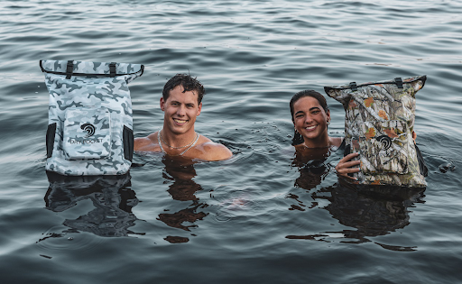Embrassez les éléments : Explorer la polyvalence des grands sacs étanches 