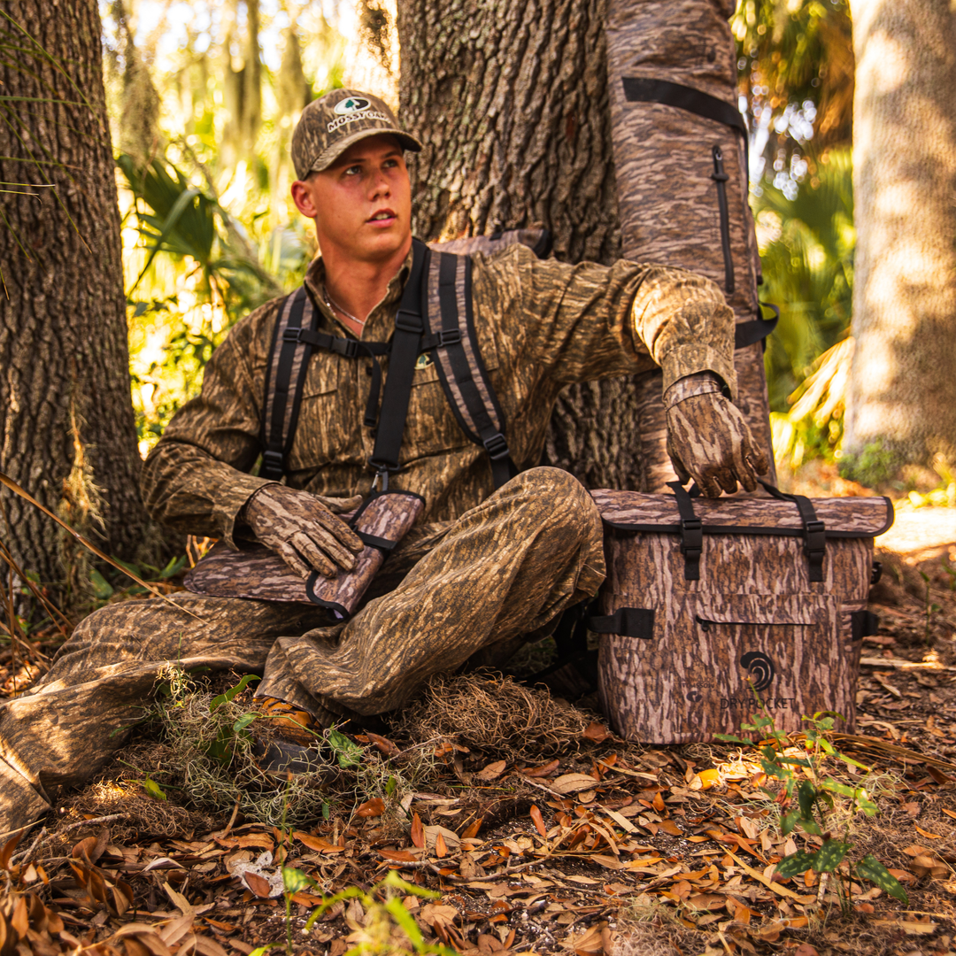 Dry Pocket's Mossy Oak Bottomland camo waterproof, scent proof, floating, and magnetic double lock, auto-sealing 10 can tote cooler or dry bag. 